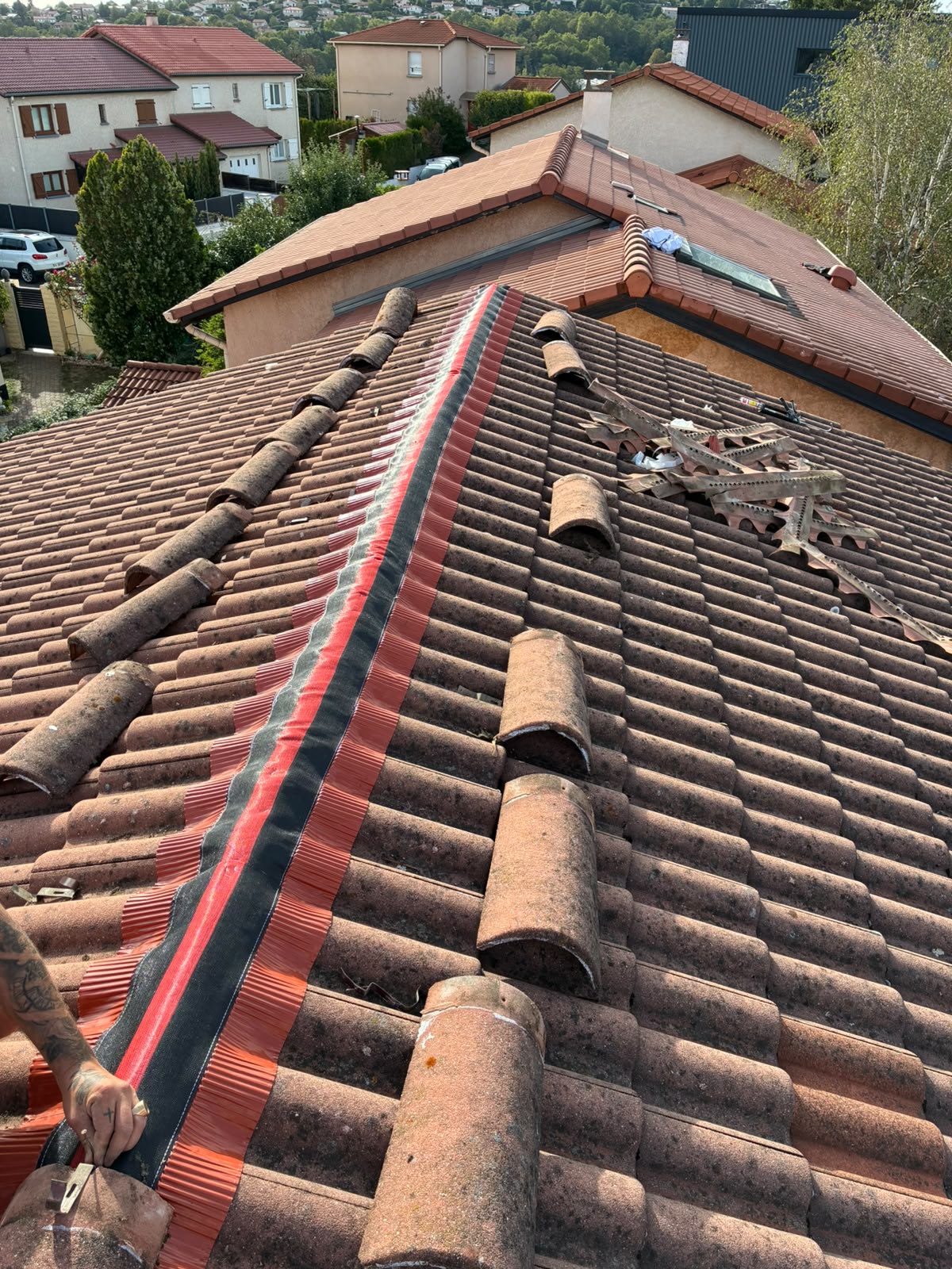 Couvreur réalisant la pose du closoir de faîtage