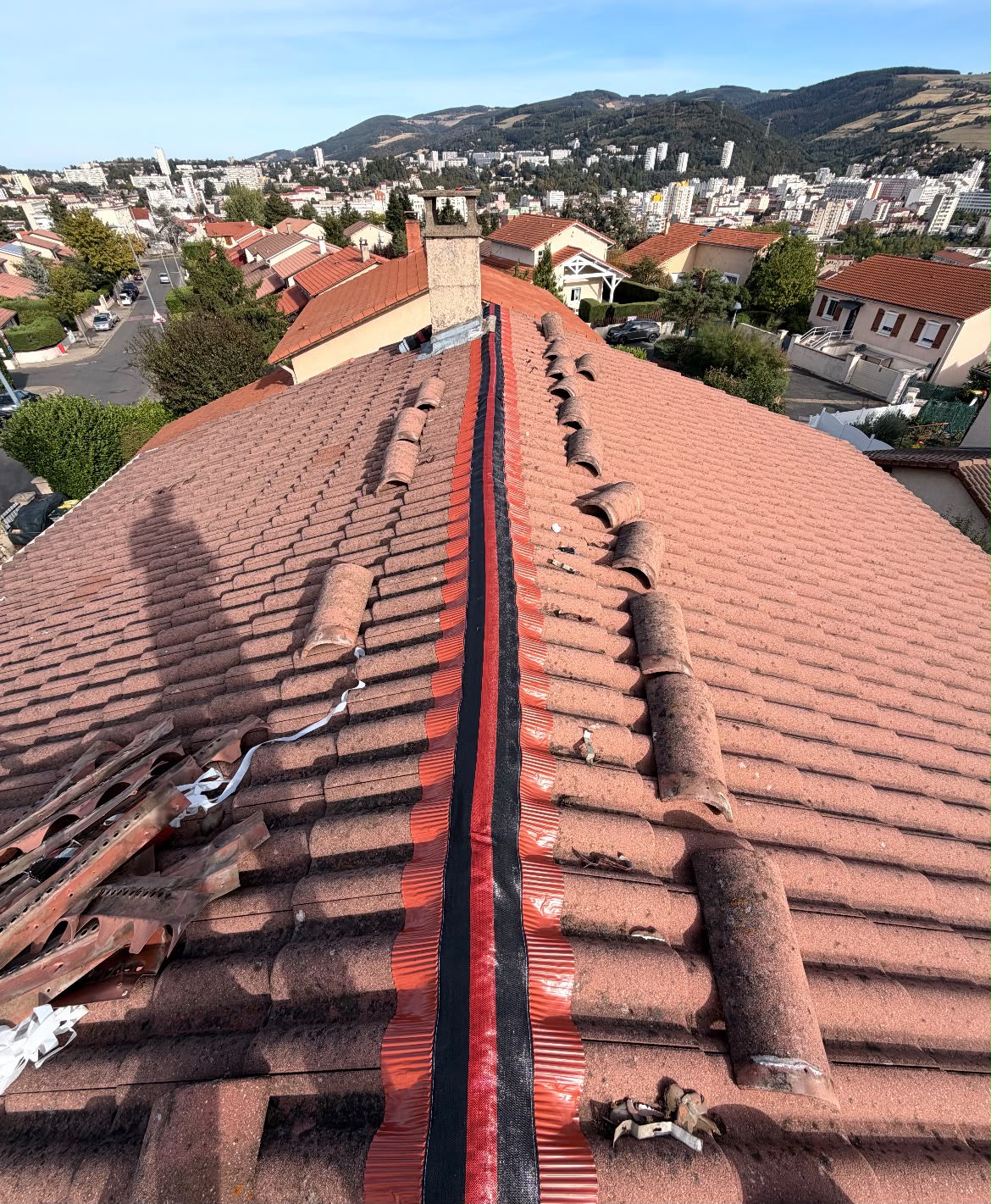 Pose du closoir ventilé pendant la rénovation du faîtage
